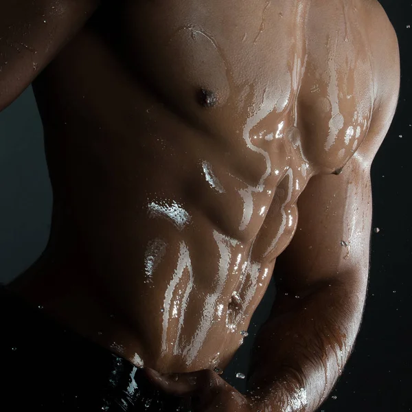 Sensuell mode porträtt av en vältränad naken manlig modell poserar mot ljust vitt — Stockfoto