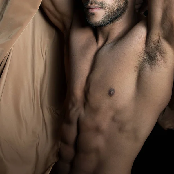 Sensual retrato de moda de un modelo masculino desnudo en forma posando contra blanco brillante — Foto de Stock