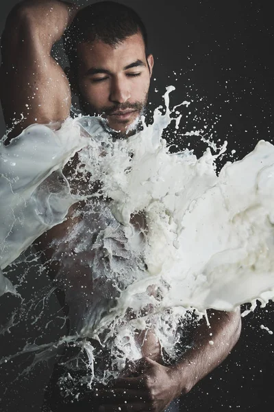 Sensual retrato de moda de un modelo masculino desnudo en forma posando contra blanco brillante Fotos de stock