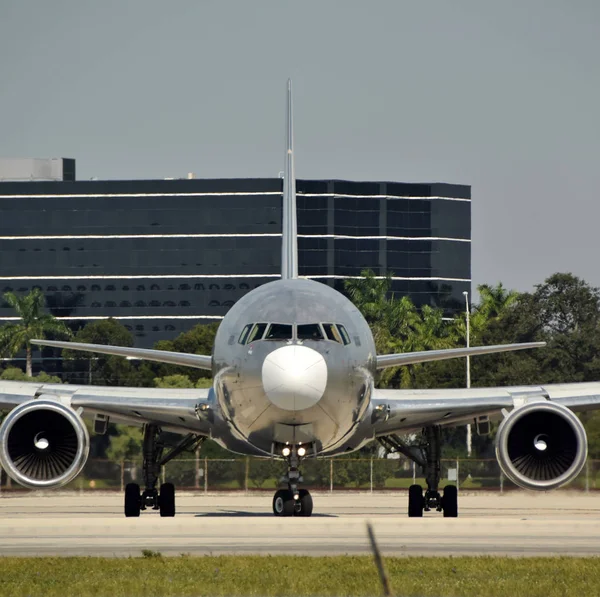 Jet airplane front view — Stock Photo, Image