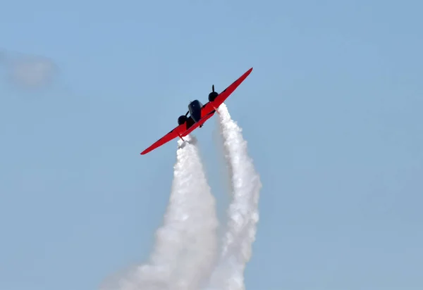 Vecchio aeroplano in volo — Foto Stock