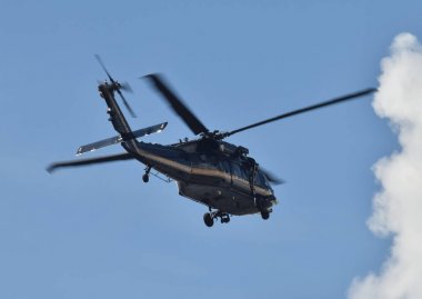 Ağır siyah helikopter