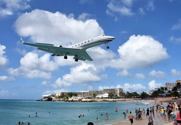 Samolot lądujący na Maho Beach St Martin — Zdjęcie stockowe