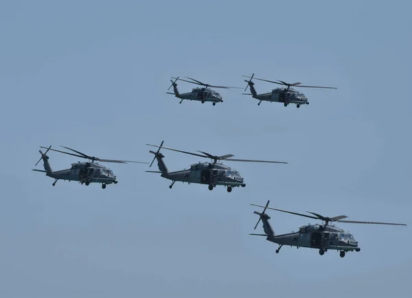军用直升机在飞行中 — 图库照片