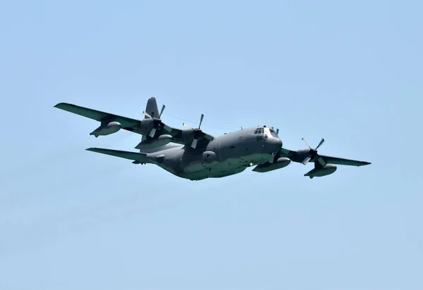 Avión de carga en vuelo —  Fotos de Stock