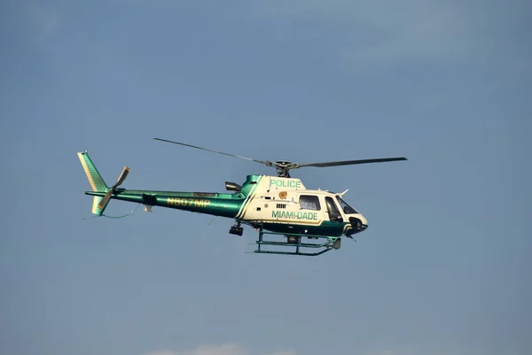 Helicóptero de la policía de Miami Dade — Foto de Stock