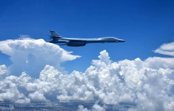 Πυρηνική βομβαρδιστικό αεροπλάνο κατά την πτήση — Φωτογραφία Αρχείου
