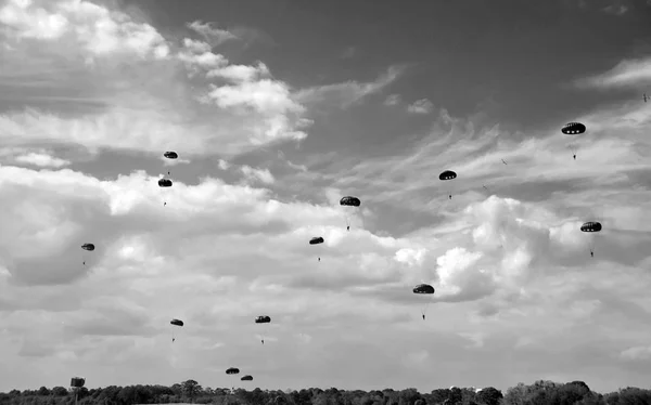 Parachute drop — Stock Photo, Image