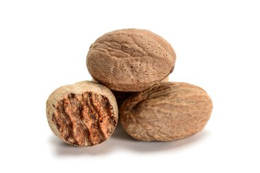 Nutmeg makrosu, beyaz arka planda izole edilmiş popüler baharat yakın plan üç buçuk hemşire.
