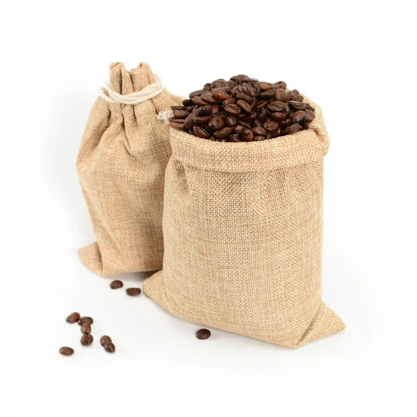 Kaffebönor. Två jute burlack säckar med hårt rostade kaffebönor, isolerade på vit bakgrund. — Stockfoto