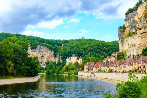 La Roque Gageac Köyü, Fransa ve Dordogne Nehri 'nin seti..