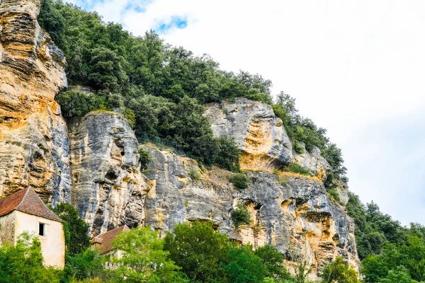 The village of La Roque Gageac, France. Cliffs hanging over the village. — Stock Photo, Image