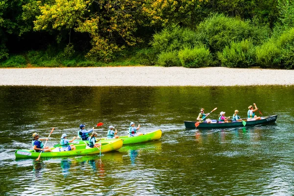 LA ROQUE GAGEAC, FRANCE - AUGUST 09, 2018: Tourists with children have fun kayaking on the Dordogne River. Three kayaks in Perigord, France. — Stock Photo, Image