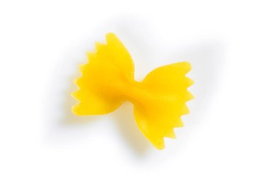 Makarna farfalle, beyaz arka planda gölgeli geleneksel İtalyan makarnası. Makro, kapat.