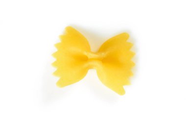 Makarna farfalle, beyaz arka planda gölgeli geleneksel İtalyan makarnası. Makro yakın çekim