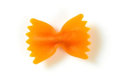 Pasta farfalle, bir parça kırmızı geleneksel İtalyan makarnası, gölgeli beyaz arka planda izole edilmiş. Makro yakın çekim yüksek çözünürlük