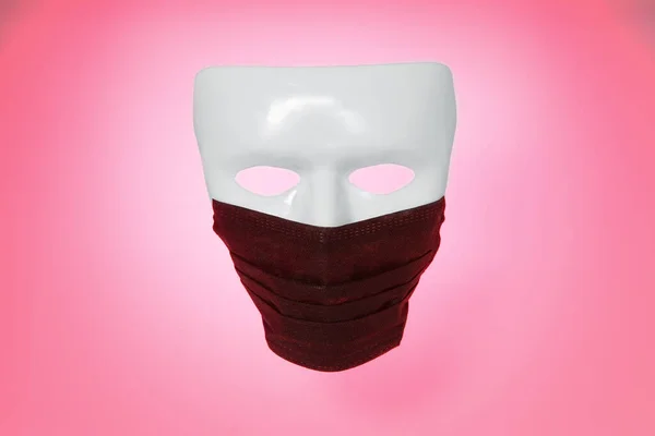 White death mask in black medical protective mask, on red gradient background. Death from dangerous chinese Wuhan coronavirus concept, 2019-nKoV or Covid-19. — Zdjęcie stockowe