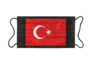 Üzerinde Türk bayrağı resmi olan siyah tıbbi maske. Siyah tıbbi maske, Covid-19 'un Türkiye' deki ölümcül tehlike sembolü. Koruyucu maskeleri tekstil filtresiyle kapatın. Beyaz arkaplanda yüksek çözünürlük izole edildi.