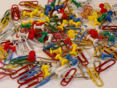 Renkli kırtasiye düğmeleri düz iş yeri