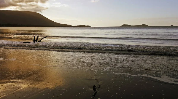 Heure d'or sur la plage de Cairns — Photo