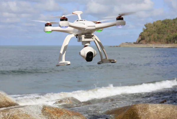 无人机飞过海 — 图库照片
