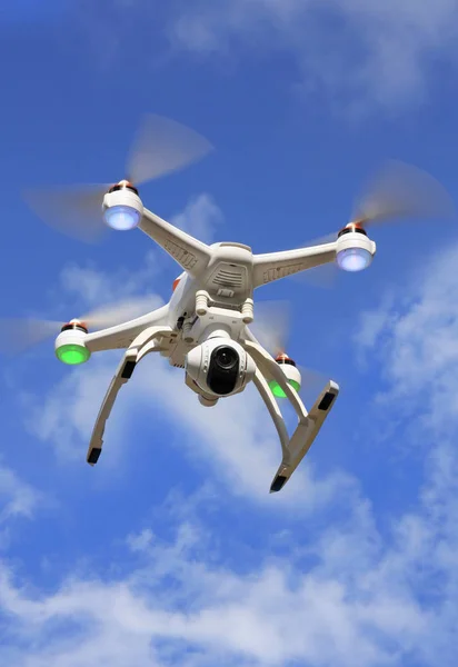 Cielo blu e drone in bilico — Foto Stock