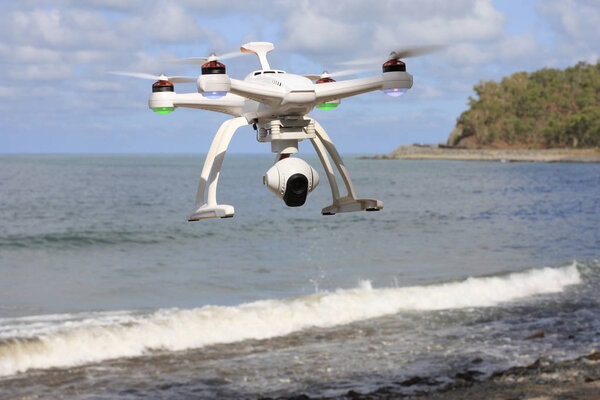 Беспилотник летит над морем
