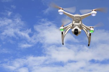 uçuşta fotoğraf makinesi ile robot