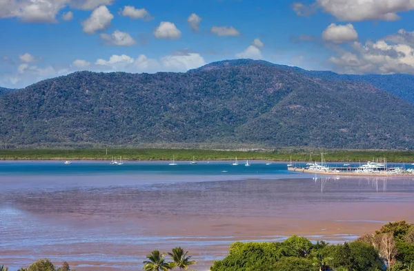 Hermoso habour tropical Cairns — Foto de Stock