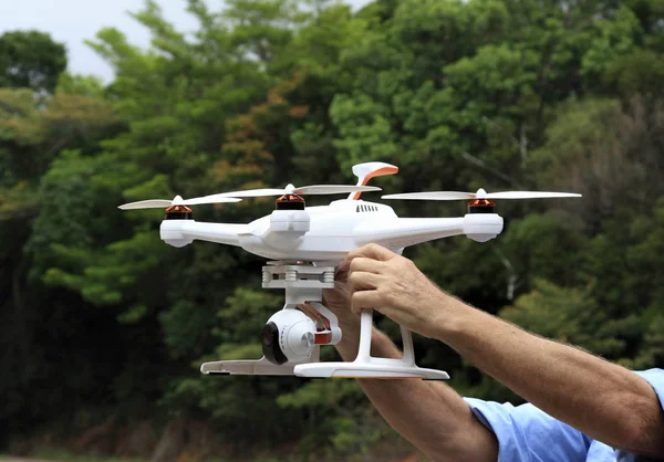 Holding een drone klaar voor vlucht — Stockfoto