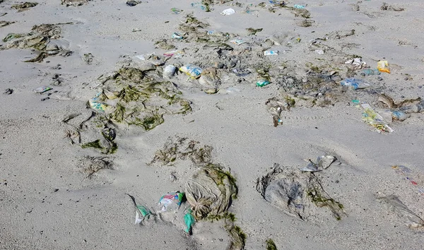 Stranden föroreningar skräp på stranden — Stockfoto