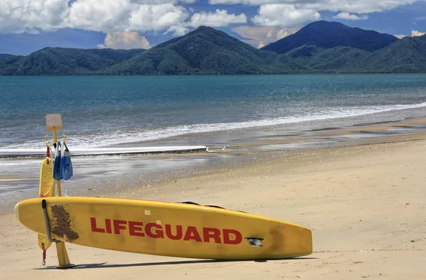 Placa salva-vidas em uma praia de Cairns — Fotografia de Stock