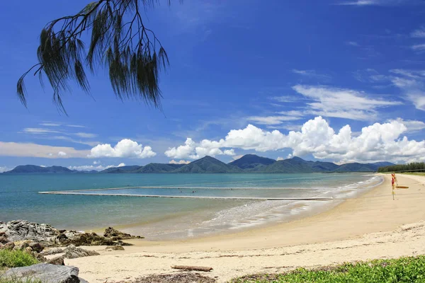 Yorkeys knop Cairns strand met stinger netto — Stockfoto