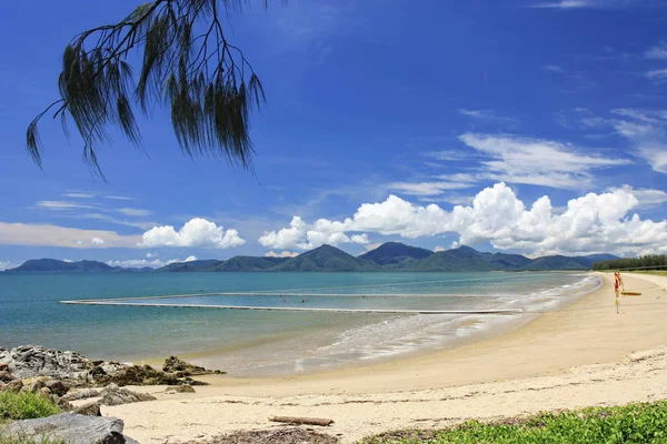 Yorkeys Knob Playa de Cairns con red de aguijón — Foto de Stock