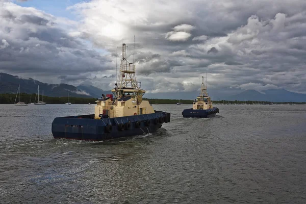Dvě remorkér lodě v Cairns harbour — Stock fotografie