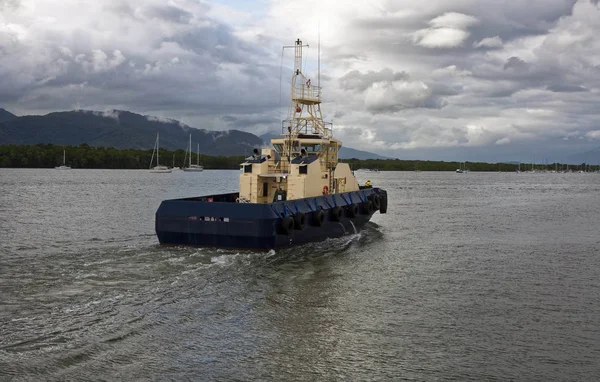 Tug boat coming into harbor — Stock Photo, Image