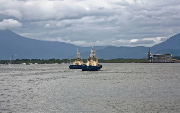 Due rimorchiatori in arrivo al porto di Cairns — Foto Stock