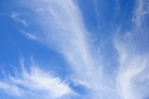Όμορφη σύννεφα σε ένα μπλε ουρανό — Φωτογραφία Αρχείου