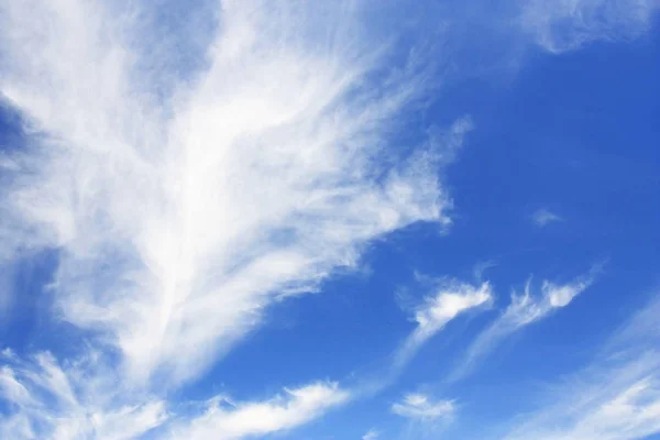 Cielo blu con nuvole suggestive — Foto Stock