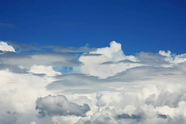 Θυελλώδη σύννεφα με μπλε ουρανό στην κορυφή — Φωτογραφία Αρχείου