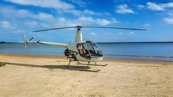 Вертоліт на пляжі в сонячний день — стокове фото