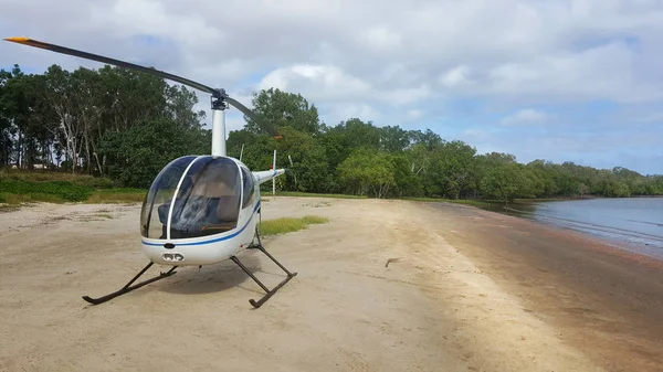 Helikopter på stranden vid Weipa — Stockfoto