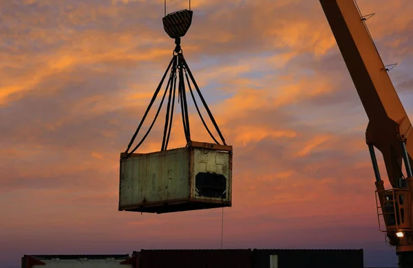 Containers being moved by a crane — Stock Photo, Image