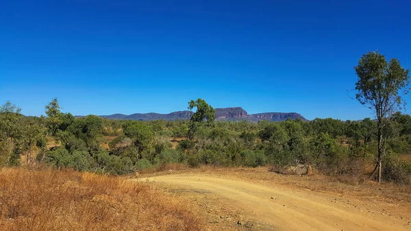 Mount Mulligan road with mountain in background — Stock Photo, Image