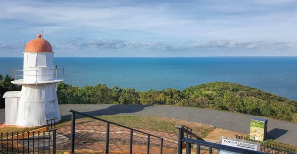 Uitzicht vanaf de met gras begroeide heuvel in Cooktown — Stockfoto