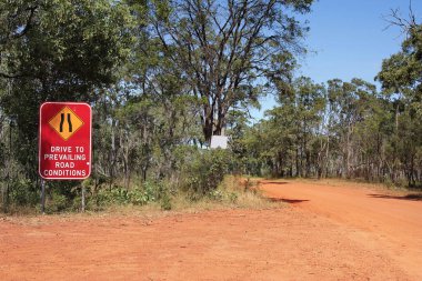 Hakim yol koşulları işaret için sürücü