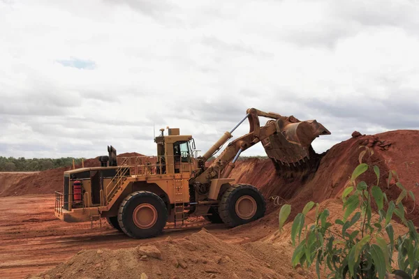 En enorm bulldozer i Weipa minen - Stock-foto