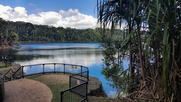 Lago Eacham è un lago popolare nel Queensland — Foto Stock