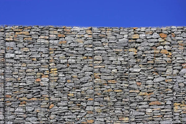 메쉬 돌 벽과 하늘 배경 2 — 스톡 사진