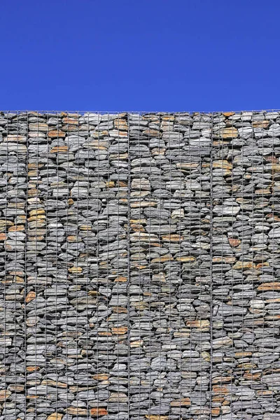 Malla pared de piedra y el cielo en el fondo 1 —  Fotos de Stock